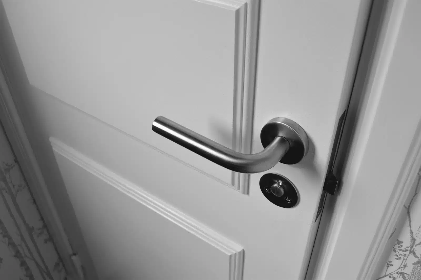 Magnetic-And-Electric-Lock-Differencess