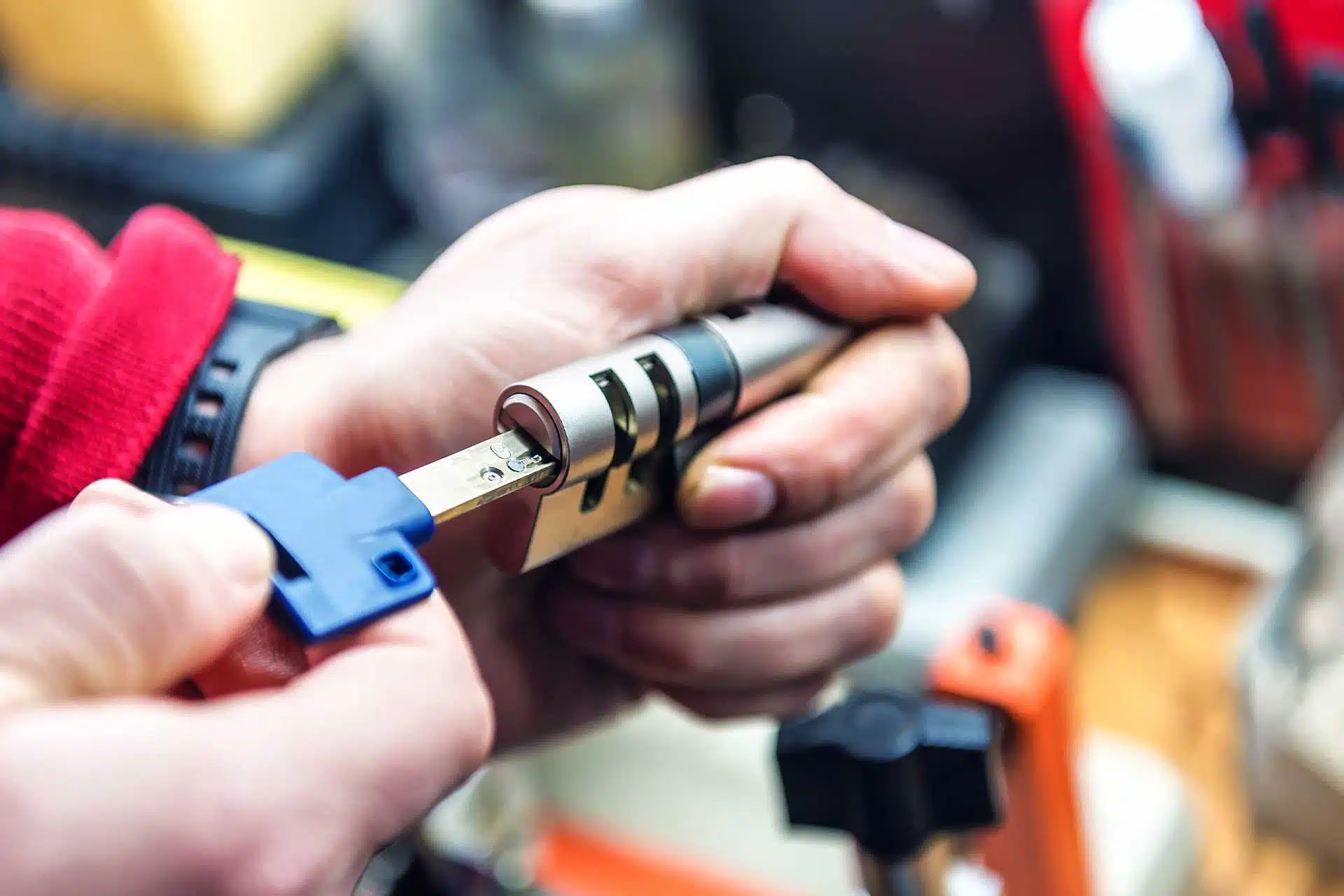 locksmith reapiring door lock